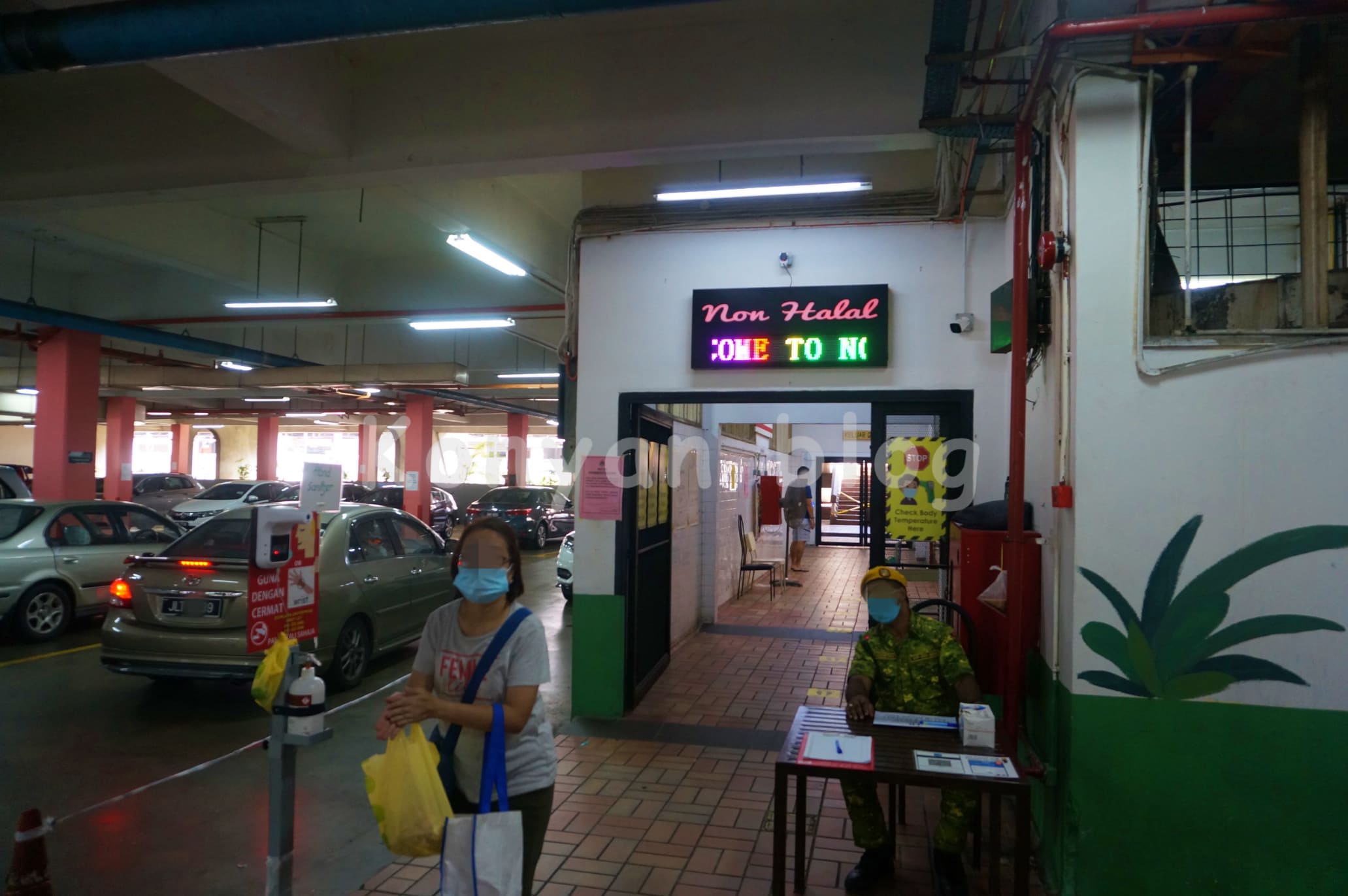 TTDI wet market 豚肉 non-halal 入り口