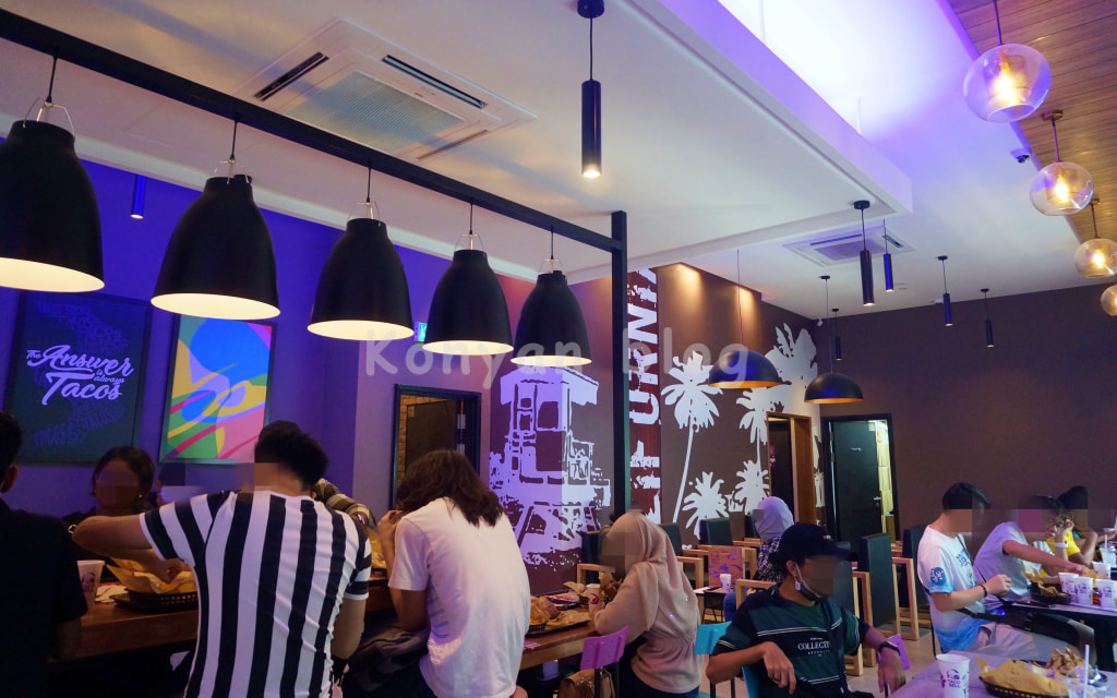 Taco bell cyberjaya malaysia 店内　若者