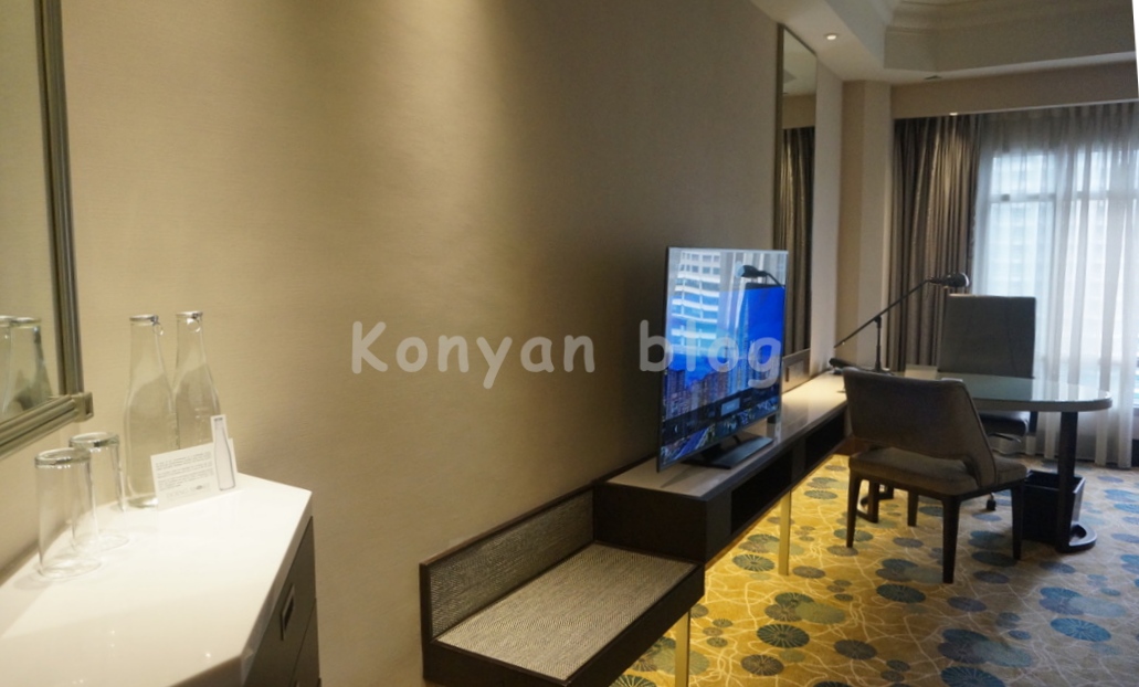 Mandarin Oriental Kuala Lumpur king room 部屋 テレビ　水ボトル