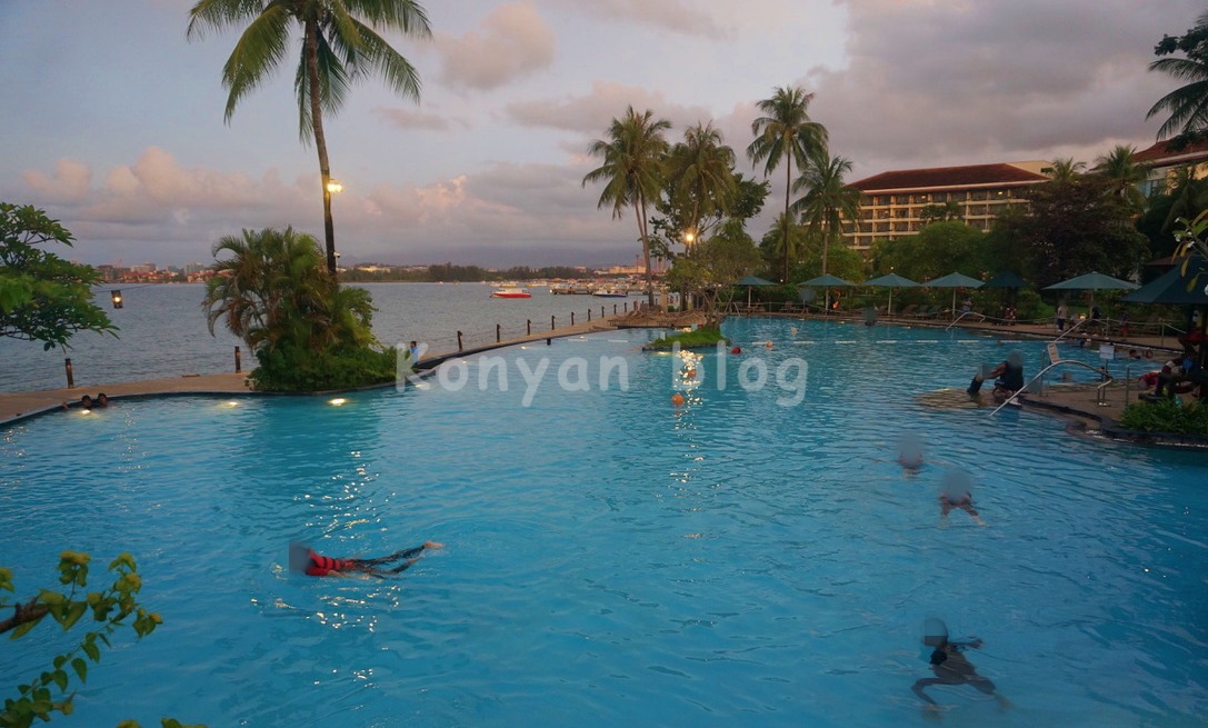 shangri la tanjung aru kota kinabaru pool 夕暮れ