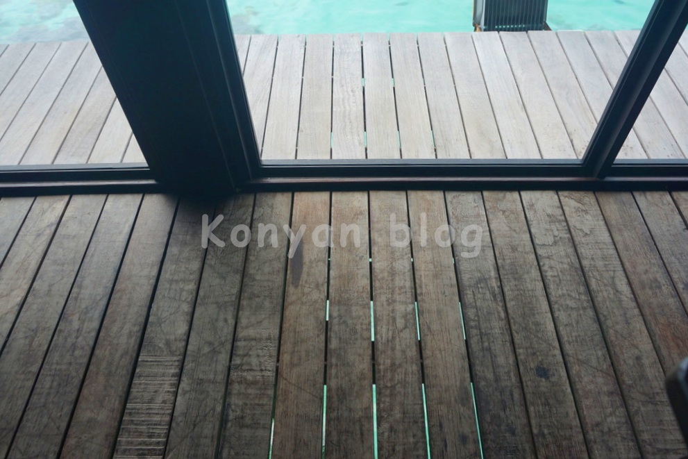 Sipadan Kapalai Dive Resort 床の隙間から海水が見える
