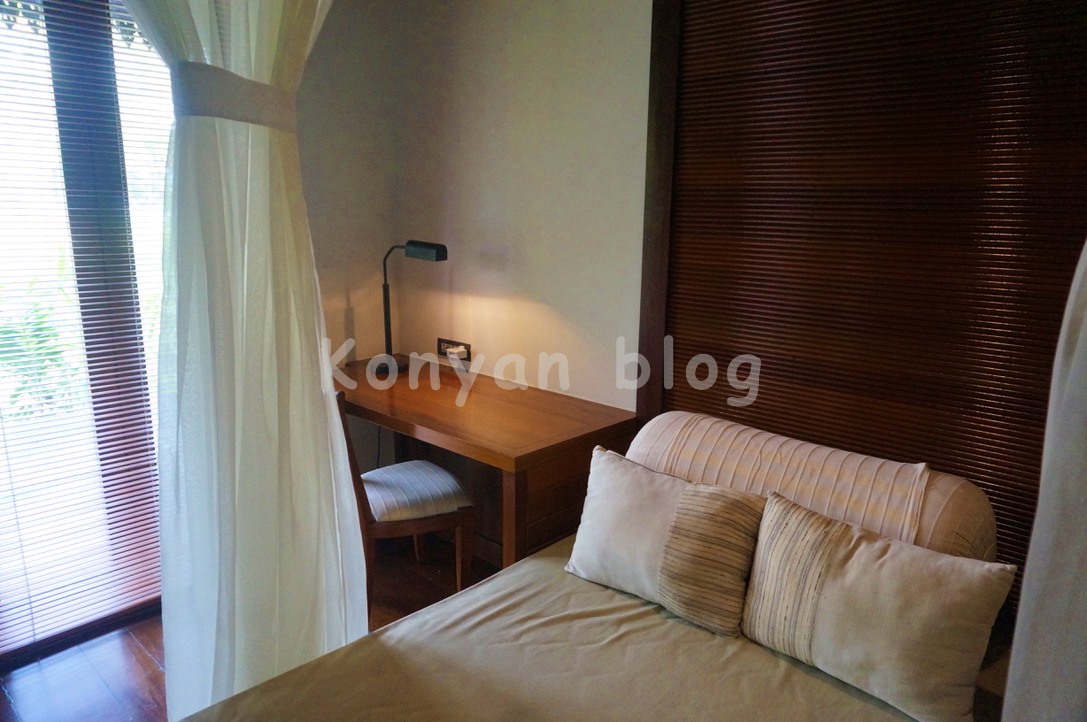 Tanjong Jara Resort 部屋 机とベッド