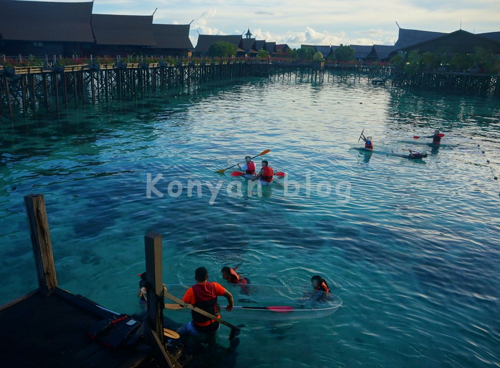 Sipadan Kapalai Dive Resort 夕暮れ カヤックを漕ぐ人 スノーケリングをする人 家族連れ