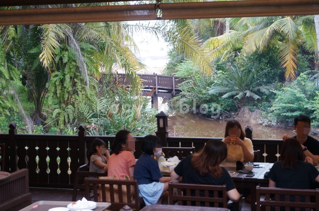 Tanjong Jara Resort di atas sungei breackfast テラス席