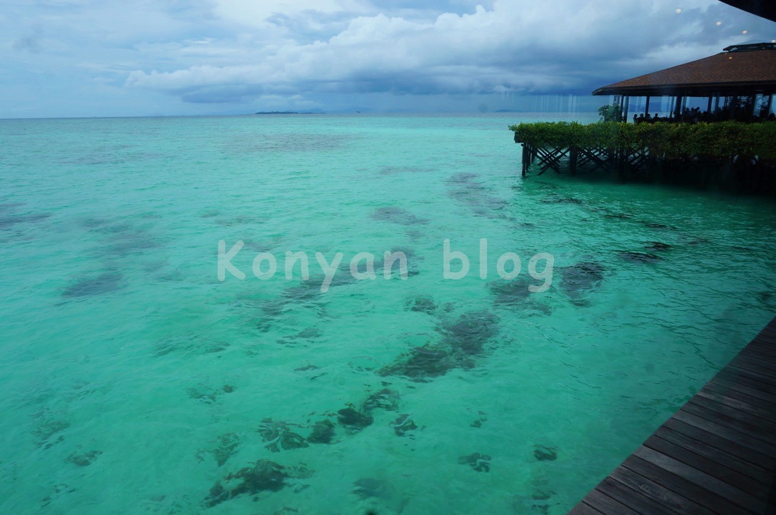 Sipadan Kapalai Dive Resort レストラン外の光景 透き通る海水