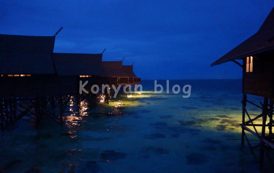 Sipadan Kapalai Dive Resort villa 海水をテラス光